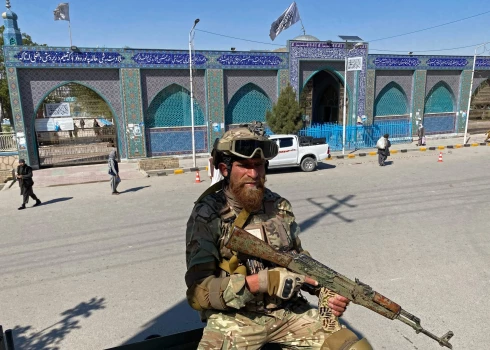 ASV cenšas izvest no Afganistānas vairākus desmitus amerikāņu