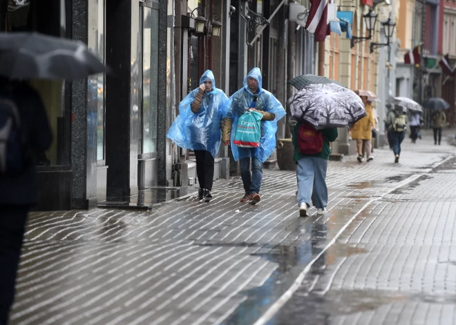 Pēcpusdienā no rietumiem valsti šķērsos nokrišņu zona