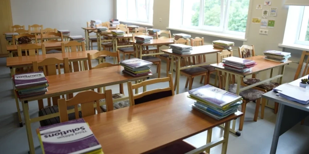 "Проблема не решится сама собой": школам Латвии не хватает денег на новые учебные пособия