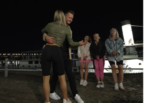 VIDEO: Nikolajs Puzikovs randiņā zem Drēzdenes tilta dzied meitenēm savas dziesmas un dejo. Viņām nepatīk