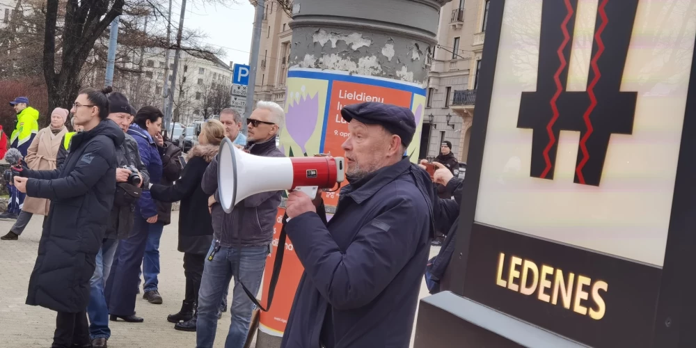 VIDEO: krievu aktīvisti Rīgas centrā pieprasa atbrīvot savus apcietinātos biedrus