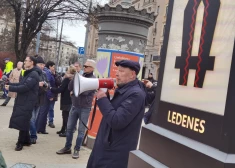 VIDEO: krievu aktīvisti Rīgas centrā pieprasa atbrīvot savus apcietinātos biedrus