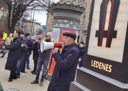 Kārtību pie Laimas pulksteņa uzraudzīja gan Valsts policija (VP), gan Rīgas pašvaldības policija (RPP), taču nopietnāki incidenti izpalika. (Foto: Jauns.lv)