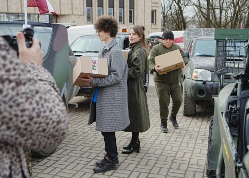 FOTO: pie Kongresu nama notiek humānā konvoja pavadīšana uz Ukrainu