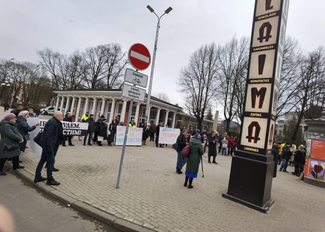 В пятницу, 24 марта, у часов Laima в самом центре Риги собрались представители партии "Русский союз Латвии" (РСЛ), чтобы выразить поддержку арестованным русским активистам.