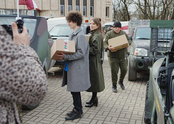 В состав конвоя входят несколько транспортных средств — так, благодаря компании Latvijas finieris украинские солдаты получат военный квадроцикл и два внедорожника. Бригада, в которой служат актеры, получит пикап — ранее жертвовать деньги на его покупку призывала Катрина Гупало.