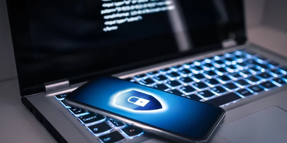 Мошенники до сих пор очень любят связываться с жертвами по телефону, а также через SMS и электронную почту, рассылая заслуживающие доверия призывы подключиться к интернет-банку. 