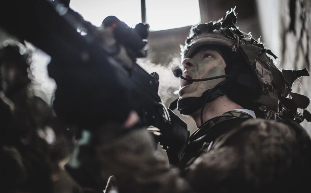 FOTO: topošie karavīri Irbenē apgūst mūsdienu karadarbības sarežģītāko elementu - kauju pilsētvidē