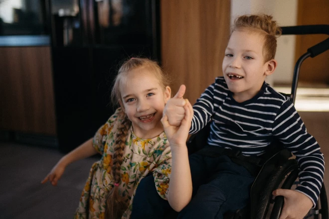 Miķelis un Elīza ir ļoti, ļoti smaidīgi un dzīvespriecīgi bērni. Visu intervijas laiku viņi draudzīgi spēlējas, Elīza palīdz, ja brālim kas nepieciešams.