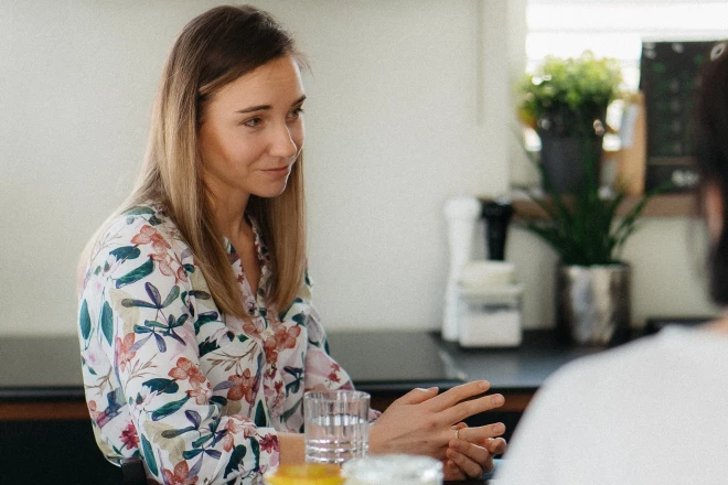 “Esmu tiekusies dzīvē uz to, lai dzīvotu labi – dzīvotu skaistā mājā ar skaistu dārzu un brauktu ar labu mašīnu. Tāpēc es strādāju, vīrs strādā – lai varam dzīvot tā, kā gribam. Un mēs tā arī dzīvojam,” saka Evita.