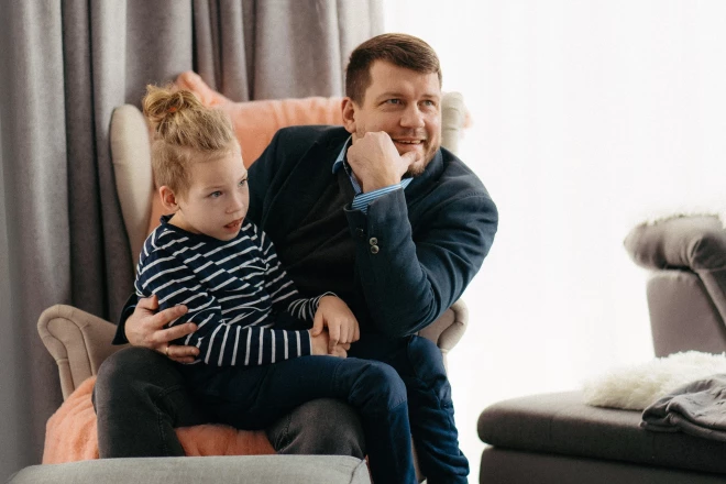 “Kas ir, boss?” laiku pa laikam Mārtiņš mīļi apjautājas dēlam Miķelim. Starp citu, tieši Mārtiņš ir Miķeļa privātais frizieris! :)