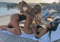 Сестры Кардашьян устроили сексуальную фотосессию в купальниках, но их позы многих смутили