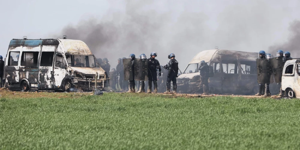 Francijā pamatīgas policijas sadursmes ar vides aktīvistiem