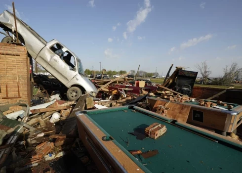 Автомобиль после торнадо оказался на крыше здания. (Фото: AP/Scanpix) 