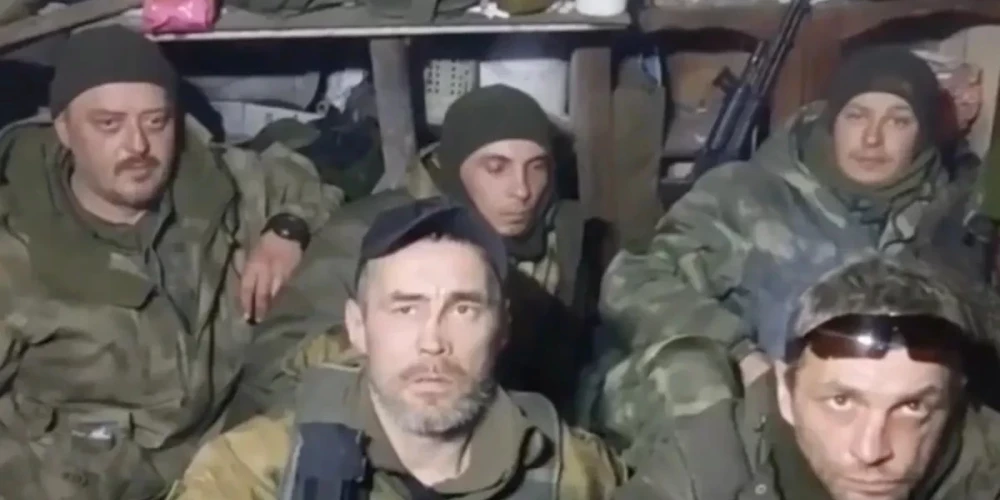 На записи перед камерой находятся около 20 человек в военной форме. (Фото: скриншот видео)