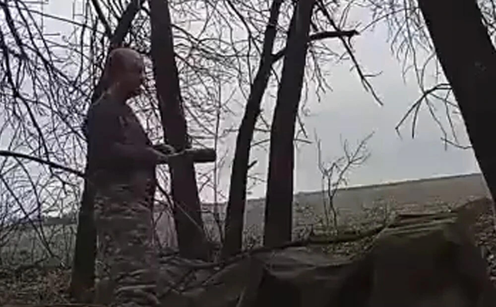 Piedzēries krievu karavīrs, metot granātu, zaudē cīņu ar koku