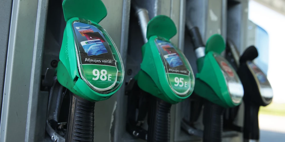 95. markas benzīna cena Latvijā nokritusies līdz pirmskara līmenim