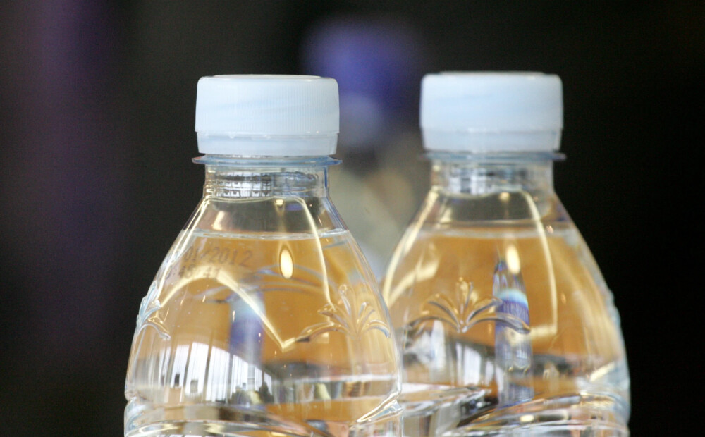 Kāpēc ūdenim pudelēs ir derīguma termiņš un kas var notikt, to neievērojot