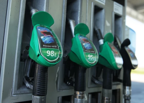 Цена на 95-й бензин в Латвии упала на "довоенный" уровень