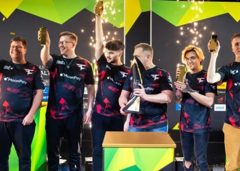 "FaZe Clan" komanda pēc triumfa Maltā.