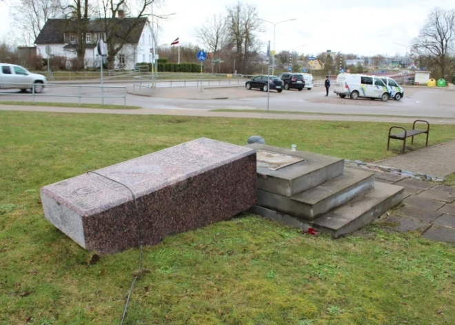 Акт вандализма в Бауске: перевернут памятник борцам с повторной советской оккупацией