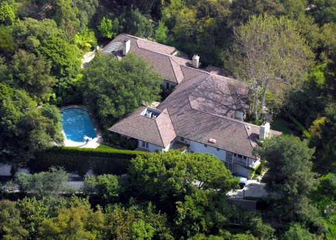 Holivudas zvaigznes steidz pārdot savas grandiozās mājas Losandželosā
