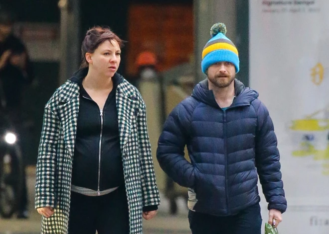 Дэниел Редклифф и Эрин Дарк вместе больше 10 лет. Они познакомились в 2012 году на съемках драмы "Убей своих любимых".