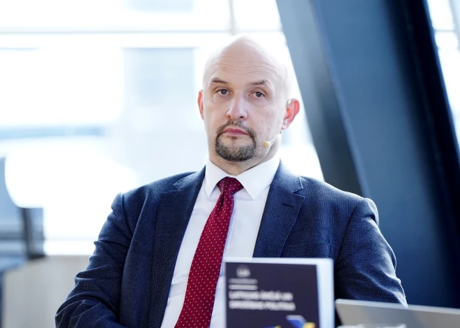 "Люди просто перейдут на русскоязычные СМИ, созданные другими странами": Сартс о прекращении вещания на русском в госСМИ Латвии