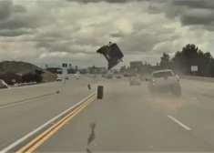 VIDEO: auto uz šosejas Losandželosā uzlido gaisā