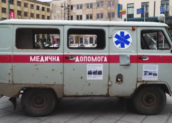   ВИДЕО: в центре Вильнюса установлена обстрелянная машина скорой помощи из Украины