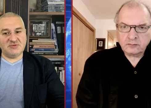 Krievu amerikāņu vēsturnieks Jurijs Felštinskis (no labās).