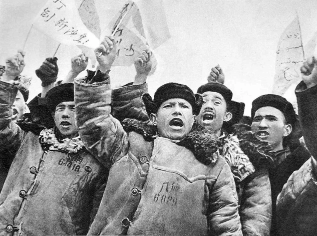 Ķīnieši protestē pret Krieviju, kas okupējusi Damanskas (Dženbao) salu (1969. gads).