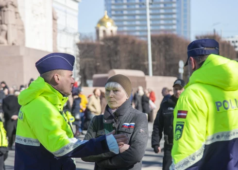 Задержанная во время шествия женщина