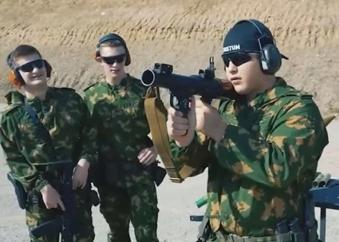 Pa kuru laiku paspēja? Kadirova tīņu atvases apbalvoti par "cīņu ar terorismu"