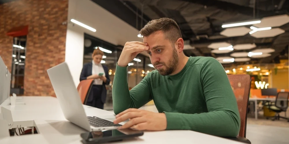 Viņš bieži aizkavējas darbā, izvairās no sarunām... Un citas pazīmes ...