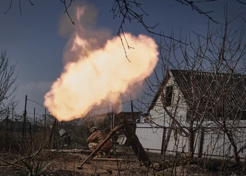 Ukrainas karavīri ar mīnmetēju apšauda krievu okupantu pozīcijas.