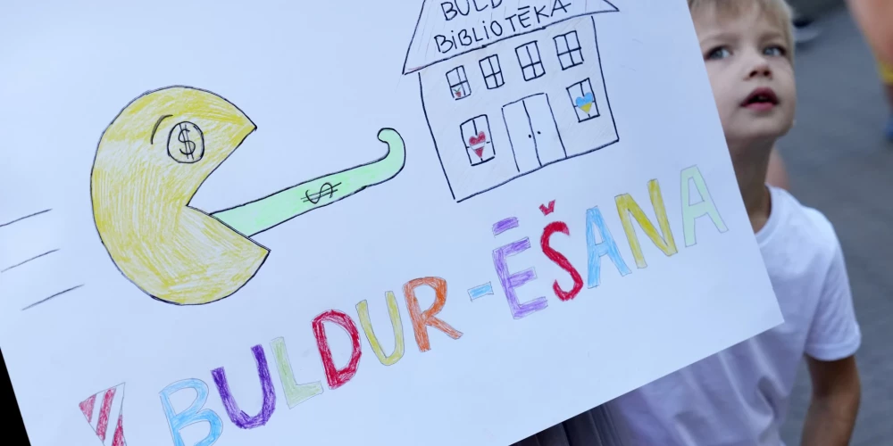 Пикет около Юрмальской думы за сохранение Булдурской библиотеки в августе 2022 года.