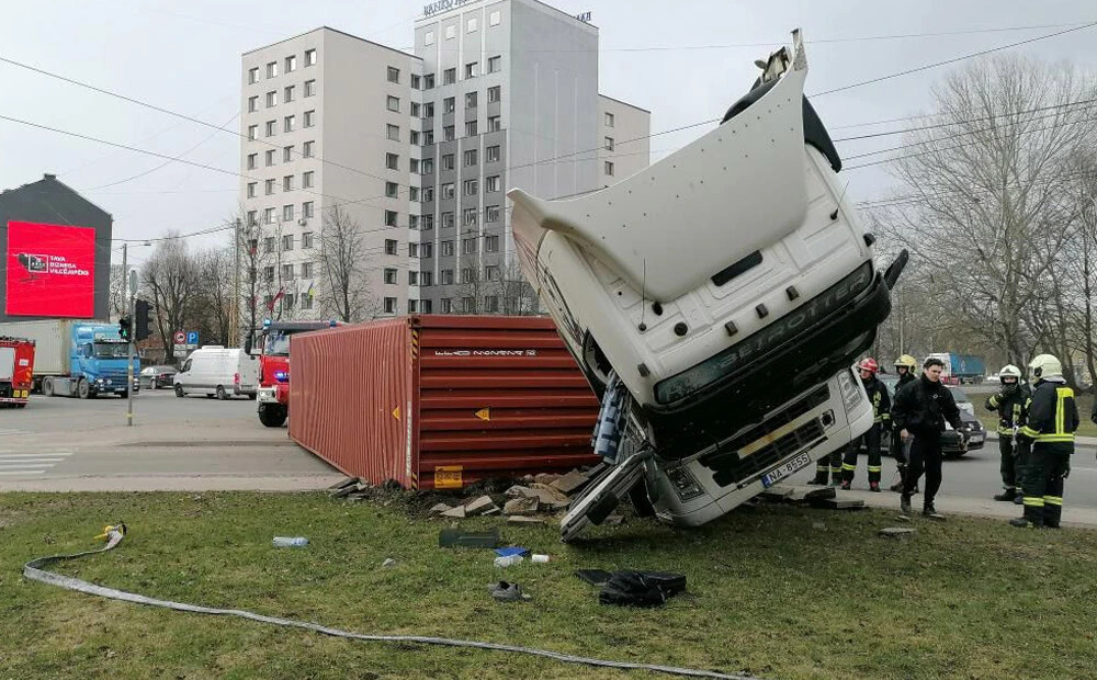 Rīgā avarējis kravas auto un tā vestais konteiners apgāzies uz ielas