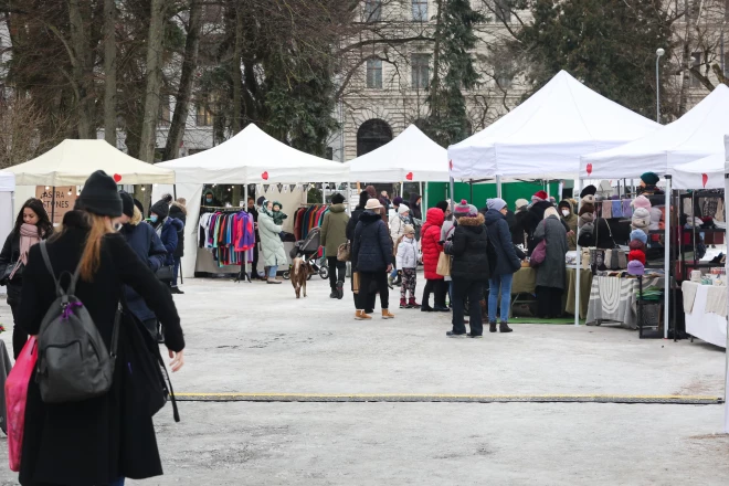 Amatnieki, mājražotāji un mazie uzņēmēji sašutuši par jaunajiem Rīgas tirdziņu noteikumiem, kuri viņus “iebīdīšot” pārāk maza izmēra pelēkās teltīs.