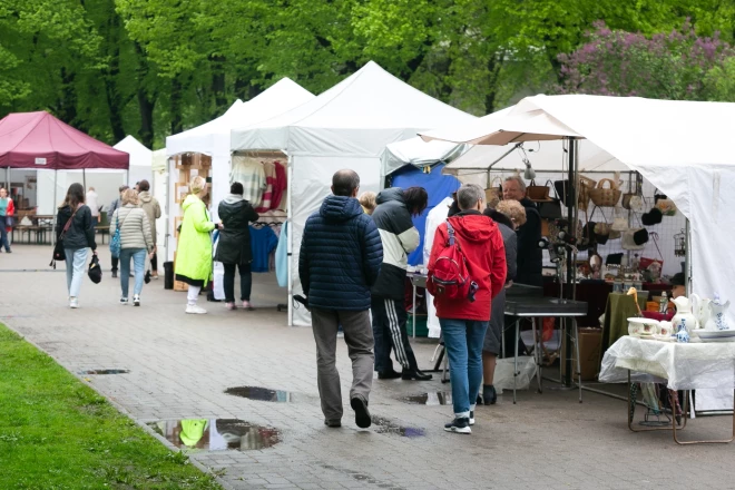 Rīgas tirdziņu norise ir apdraudēta, jo tirgotāji sašutuši par absurdajiem tirdzniecības noteikumiem, kas viņiem radīs tūkstošiem lielus zaudējumus.