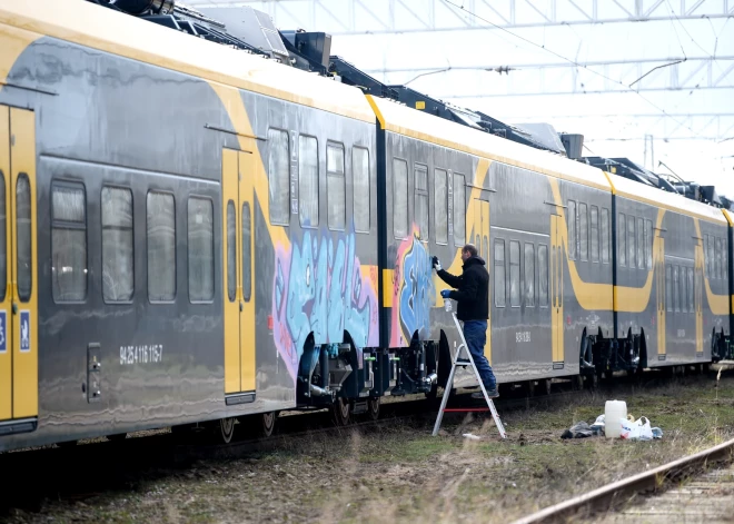 Vagonu depo ar grafiti apķēpāts jaunais "Škoda Vagonka" elektrovilciens.