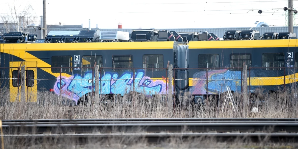 Vagonu depo ar grafiti apķēpāts jaunais "Škoda Vagonka" elektrovilciens.