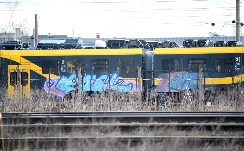 Jauni vilcieni, veci netikumi: ar grafiti apķēpāts viens no jaunajiem elektrovilcieniem. FOTO