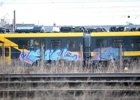 Vagonu depo ar grafiti apķēpāts jaunais "Škoda Vagonka" elektrovilciens.