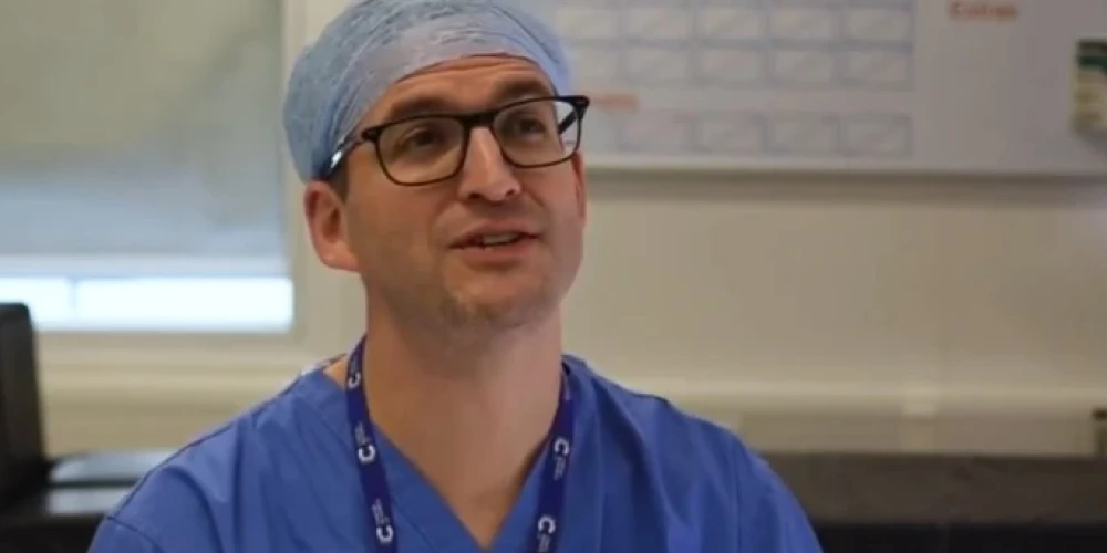 Karaļa Edvarda VII slimnīcas Londonā kolorektālais ķirurgs Džeimss Kinross.