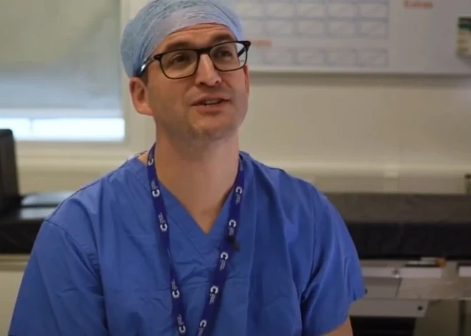 Ķirurgs brīdina, ka "asas" sāpes divās ķermeņa daļās var liecināt par zarnu vēzi