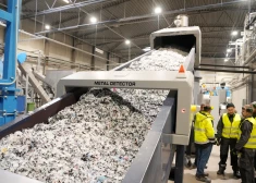 FOTO: Ķekavas novadā atklāj Baltijā modernāko plastmasas pārstrādes rūpnīcu 