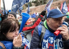 Prāgā pie valdības ēkām šodien protestēja aptuveni 2000 cilvēku.