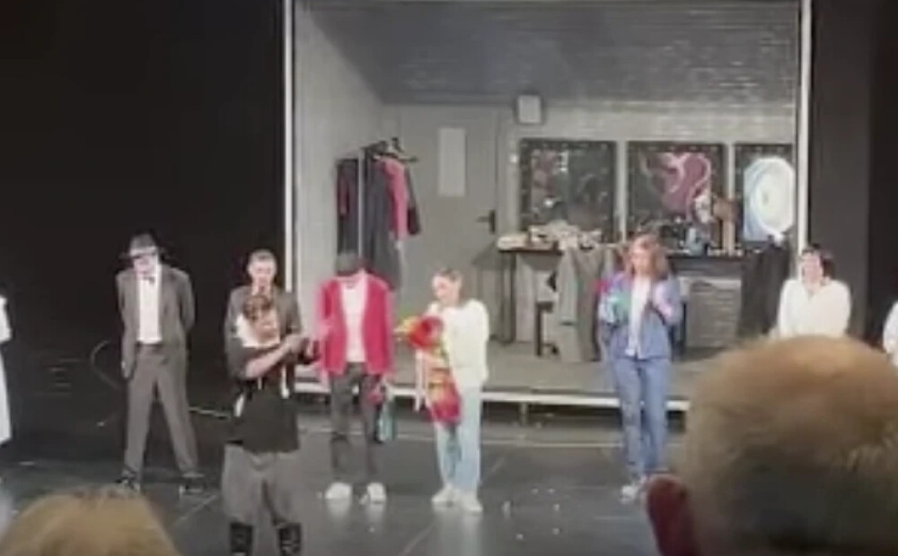 VIDEO: krievu drāmas teātra aktieris vadības spiediena dēļ izrādes laikā pārgriež sev vēnas