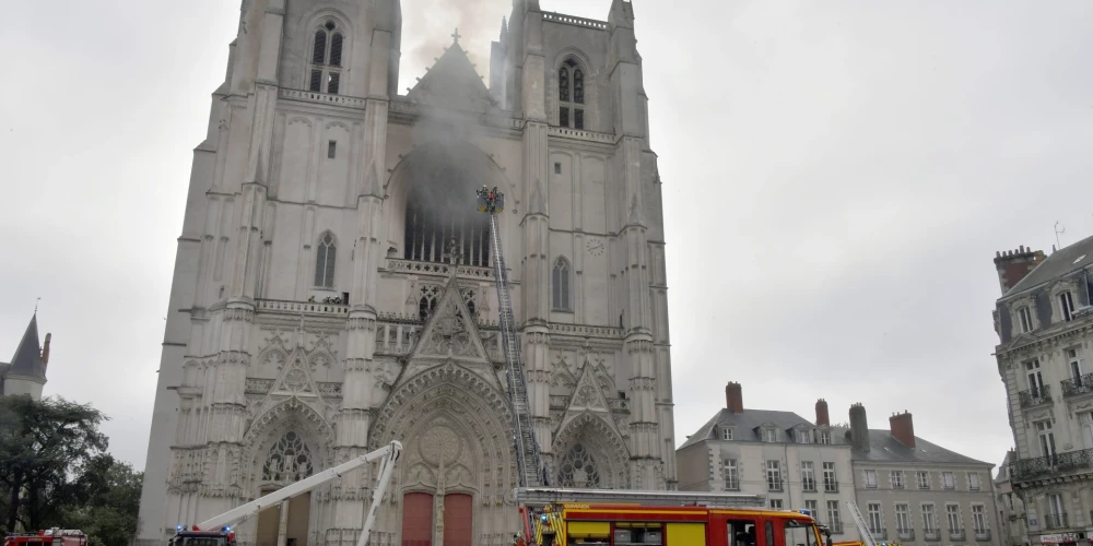 Francijas katedrāles dedzinātājam piespriests četru gadu cietumsods